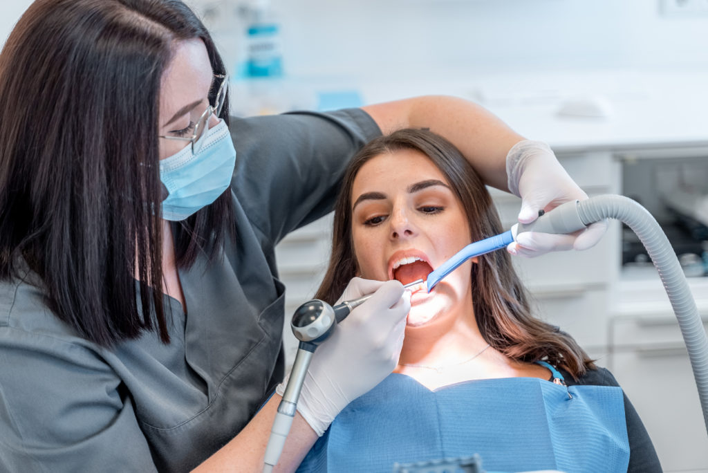 Professionelle Zahnreinigung sinnvoll oder nicht. PZR bei Zahnarzt Dr. Weber Paderborn